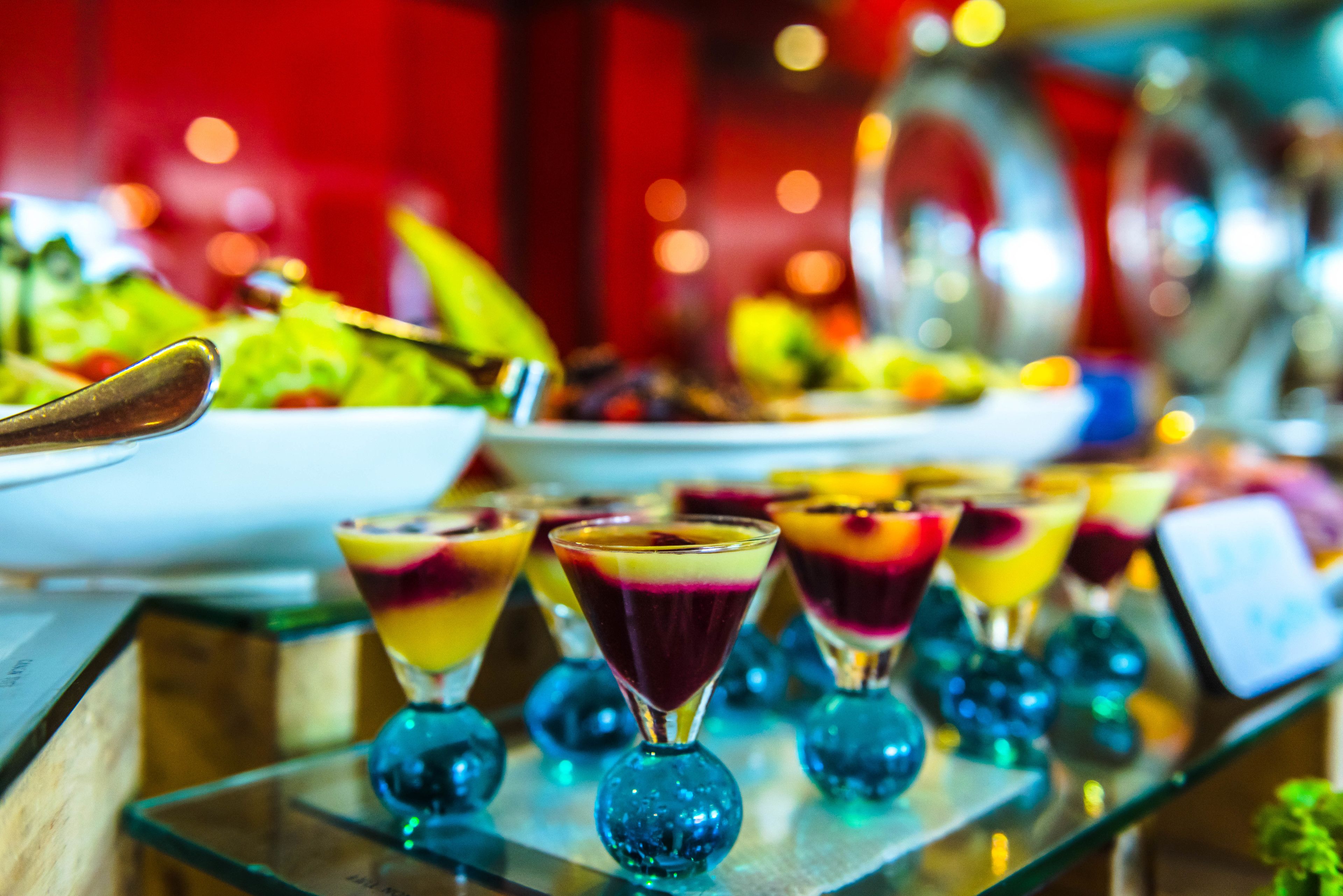 Un buffet proposant une variété de plats et de boissons aux couleurs vives.