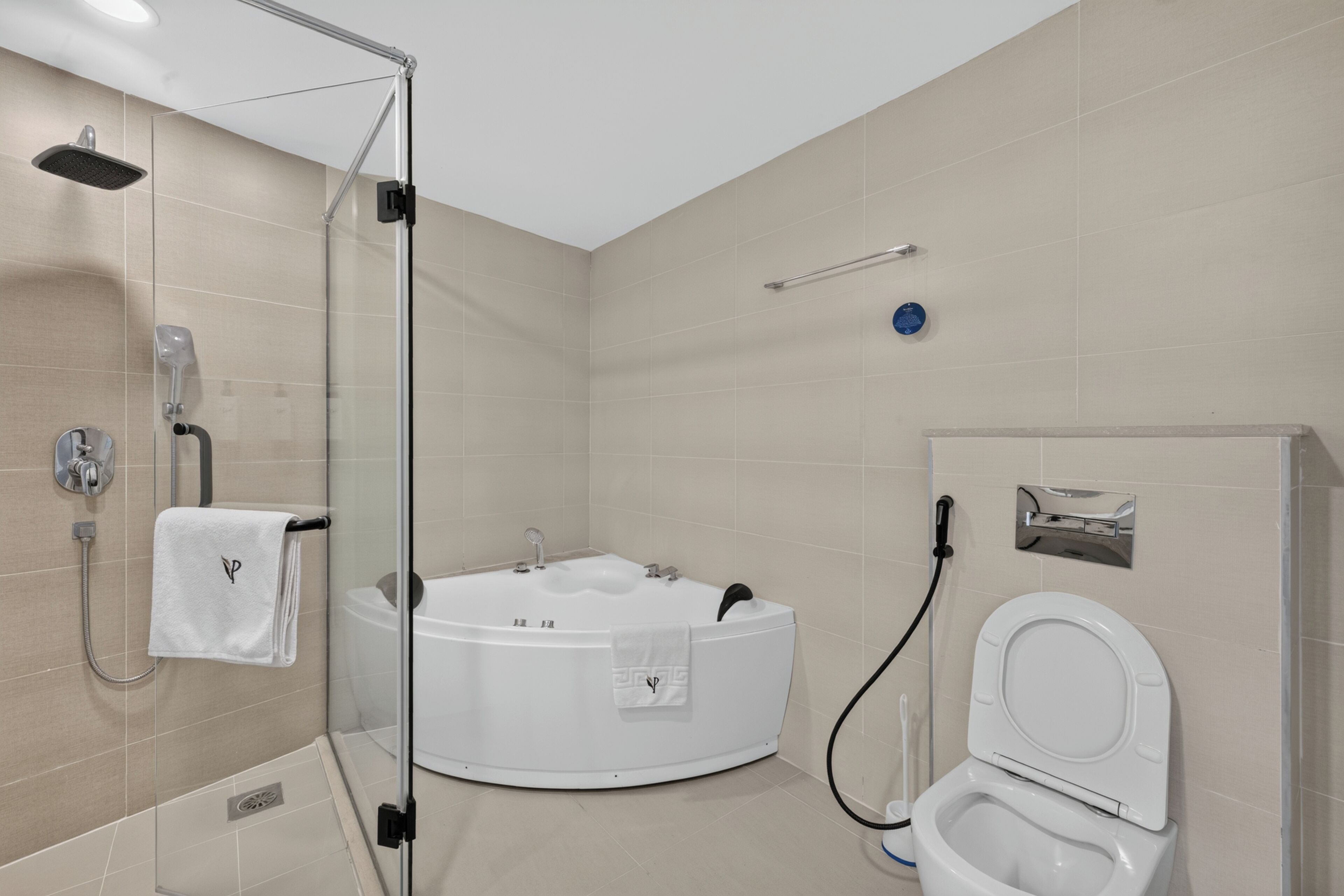 Ein Badezimmer mit Duschkabine, freistehender Badewanne und Toilette.