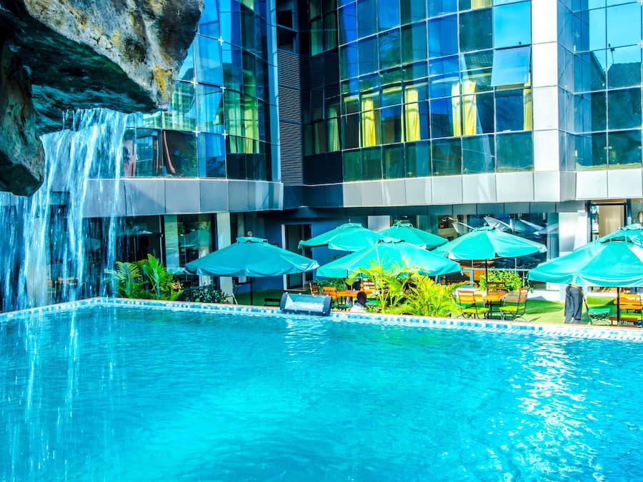 Una piscina al aire libre, tumbonas