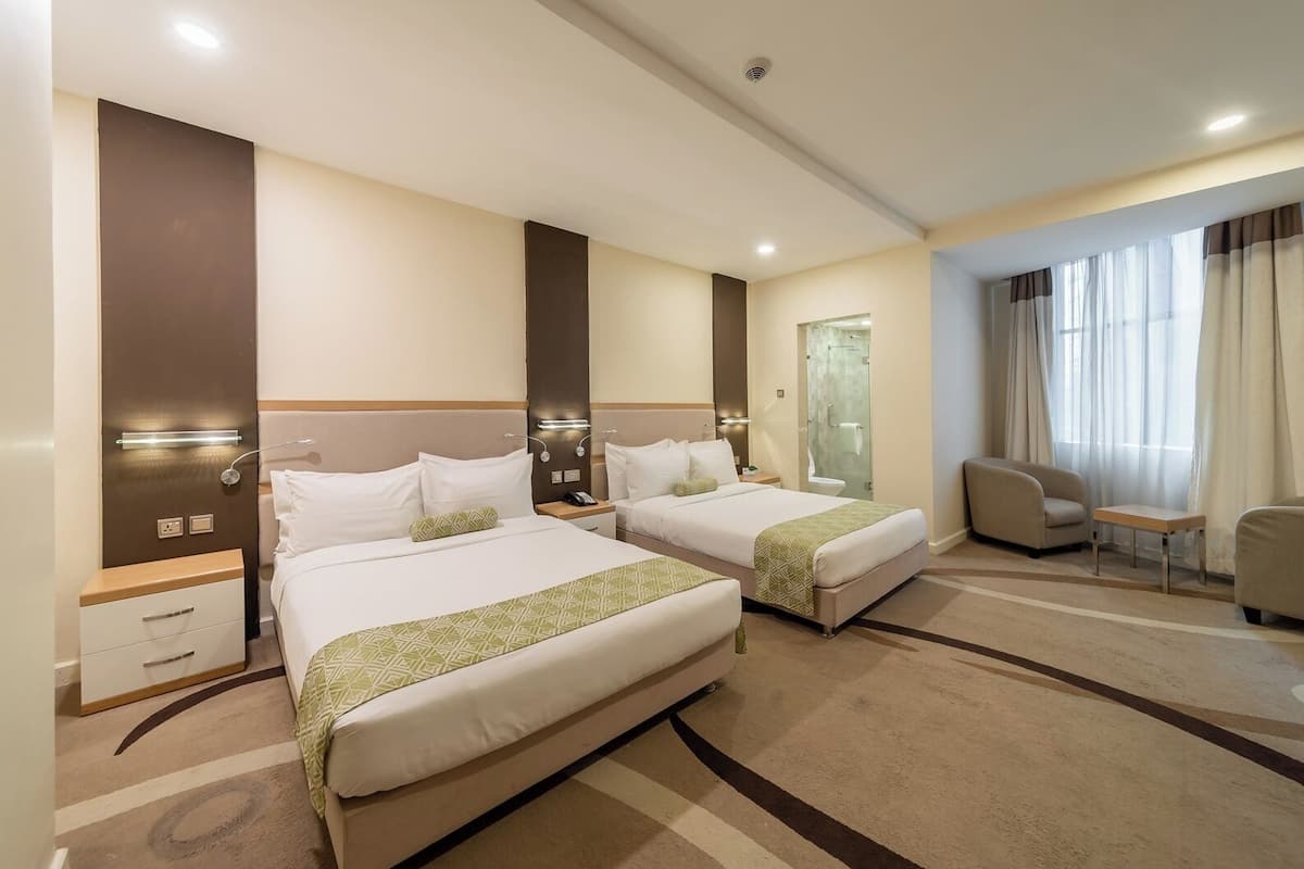 Quarto triplo superior | Frigobar, cofres nos quartos, escrivaninha, cortinas blackout