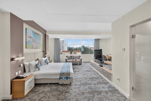 Suite junior | Minibar, caja fuerte, escritorio y cortinas opacas