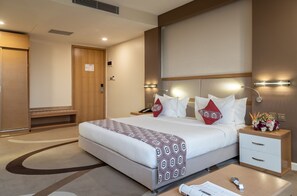 Suite junior | Minibar, caja fuerte, escritorio y cortinas opacas