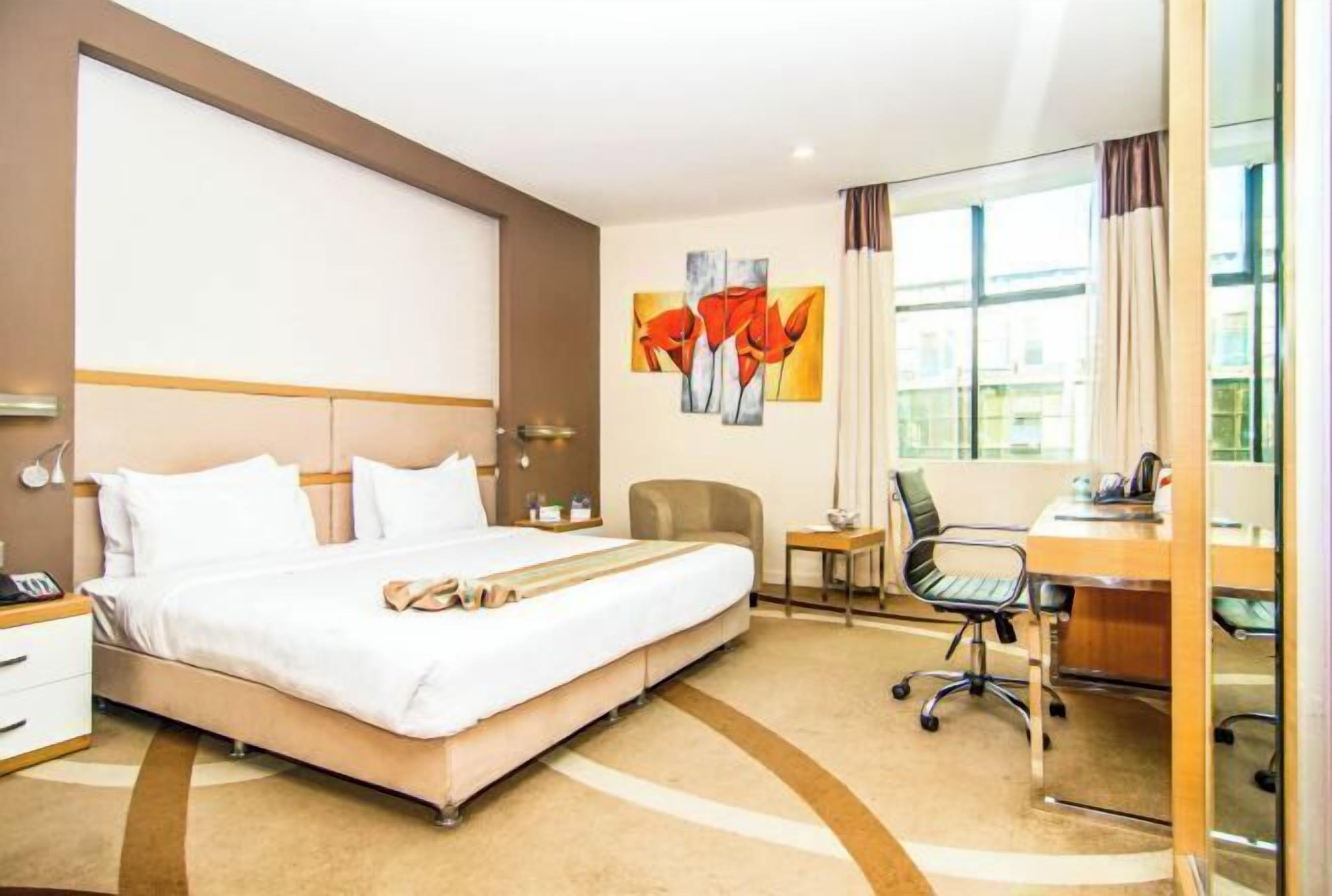 Minibar, safe på rommet, skrivebord og blendingsgardiner