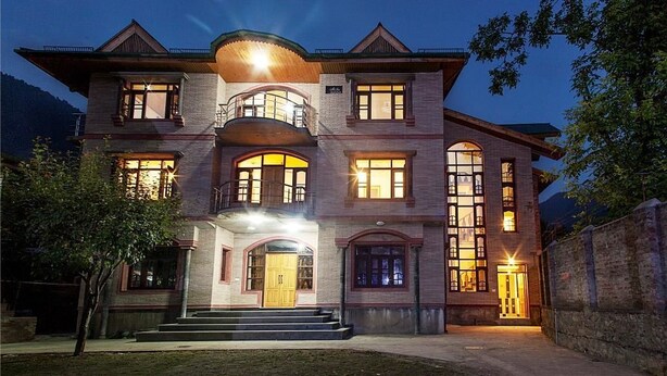 Fachada da propriedade à noite