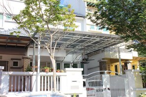 Front of property - Nautilus Bay Home Inn (George Town)