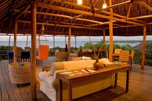 Bar (trong khuôn viên)