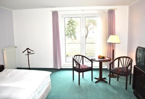 Escritorio, tabla de planchar con plancha, wifi gratis y ropa de cama 