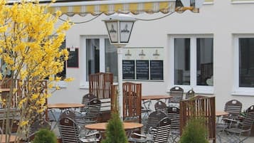 Petit-déjeuner, déjeuner et dîner servis sur place