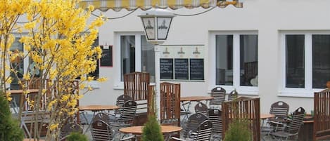 Petit-déjeuner et déjeuner servis sur place, spécialités Cuisine locale