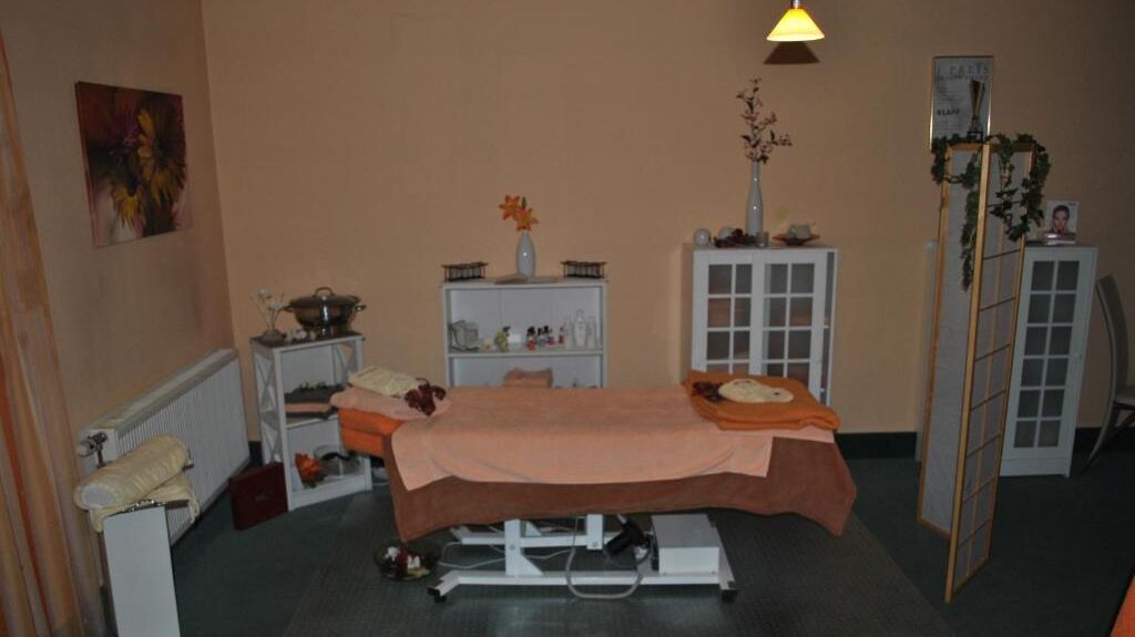 body treatments, aromatherapy, facials, reflexology, 1 treatment room