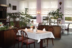 Tägliches Frühstücksbuffet (14 EUR pro Person)