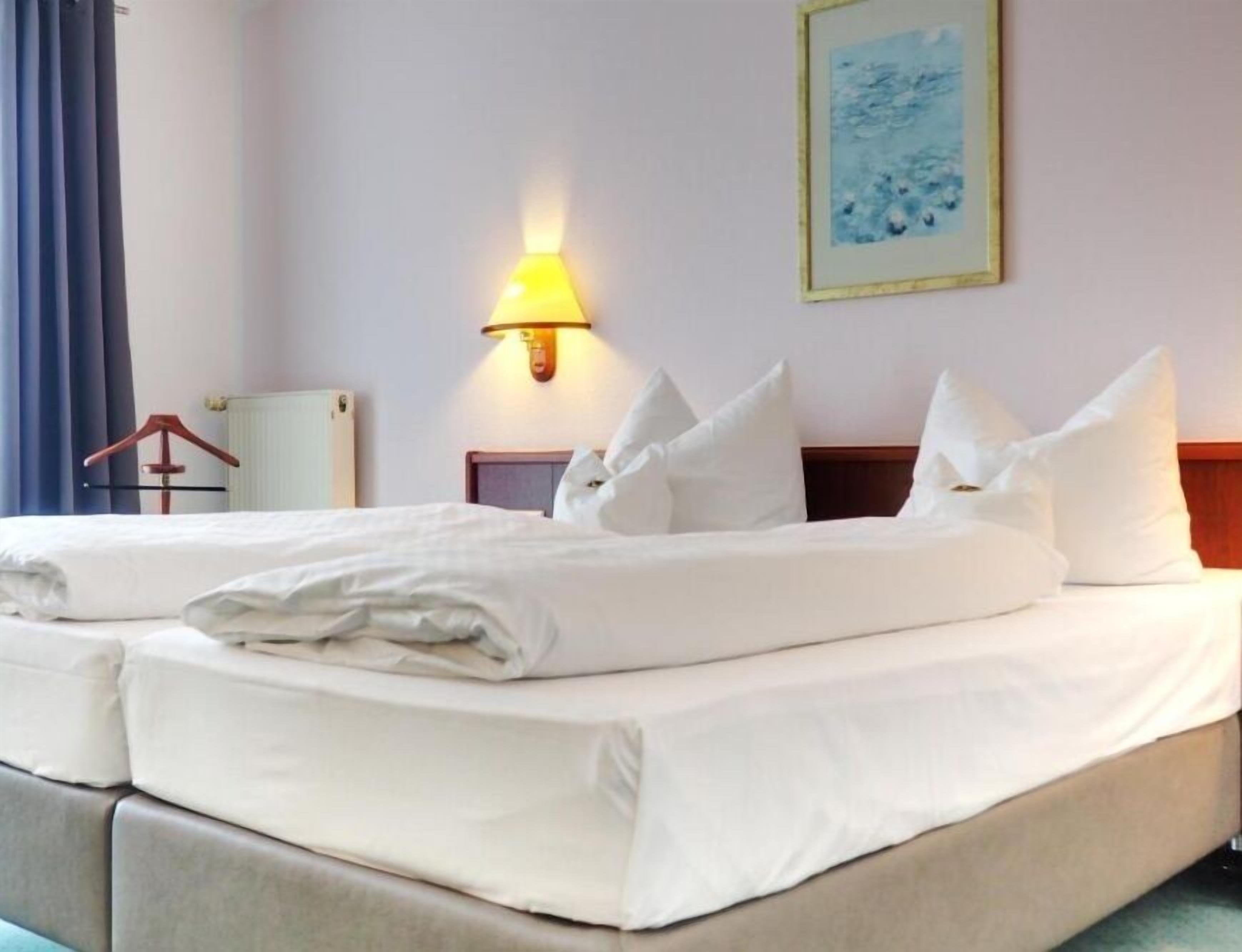 Escritorio, tabla de planchar con plancha, wifi gratis y ropa de cama 