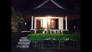 Bungalow Classique, 1 grand lit, réfrigérateur, vue jardin | Balcon