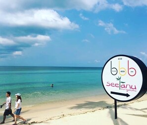 A beach scene with a sign for 'bbb beer bar' and 'seelanadu'. - Seetanu Bungalows (Ko Pha-ngan)