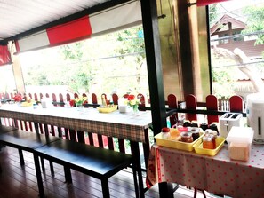 Sarapan Eropah setiap hari (THB 80 seorang) 