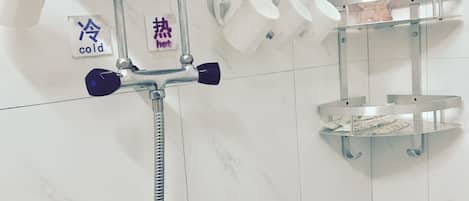 Triple Room | Bathroom | Shower, free toiletries, hair dryer, slippers