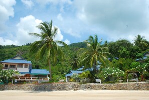 On the beach, beach towels - Phangan Orchid Resort (Ko Pha-ngan)