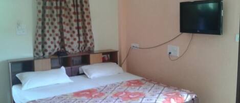 Standard AC | Desk, free WiFi