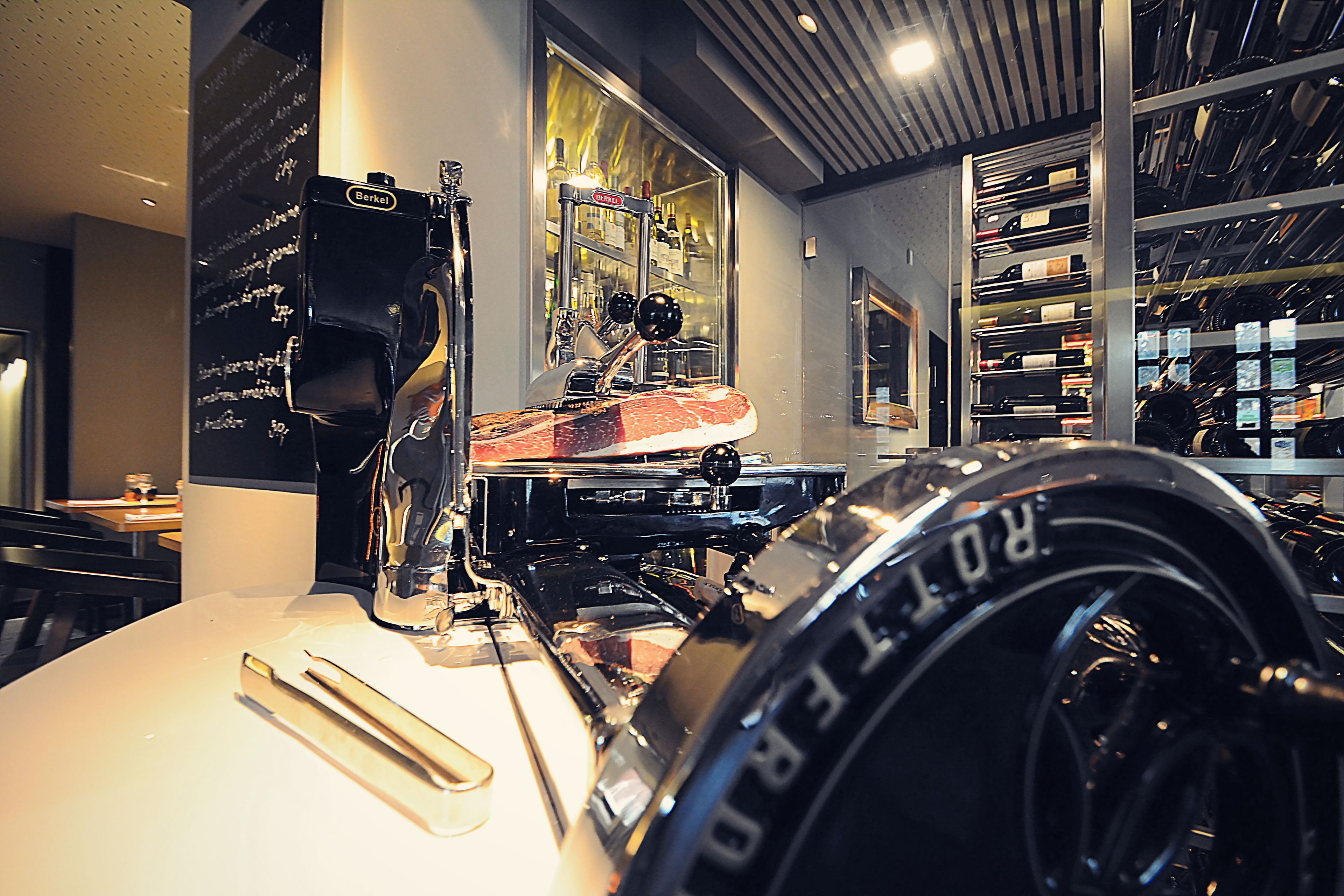 2 restaurants, international cuisine