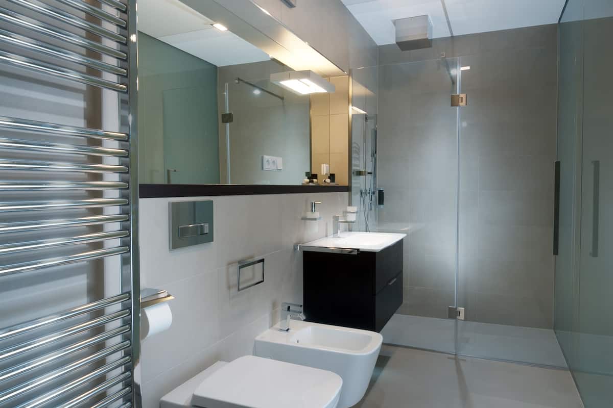 deluxe apartment, 2 bedrooms (****)unlimited access to wellness) | bathroom | shower, free toiletries, hair dryer, towels