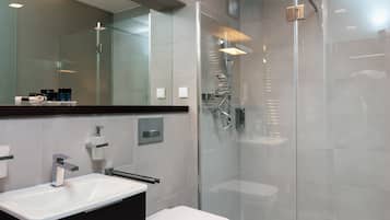 Deluxe-værelse - 1 soveværelse (****) Unlimited access to Wellness) | Badeværelse | Bruser, gratis toiletartikler, hårtørrer, håndklæder
