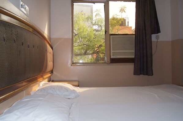 Desk, soundproofing, rollaway beds, WiFi