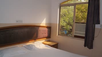 Desk, soundproofing, rollaway beds, WiFi