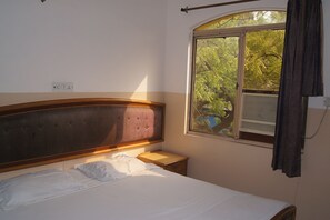 Desk, soundproofing, WiFi, bed sheets - Westend Holiday Home (New Delhi)