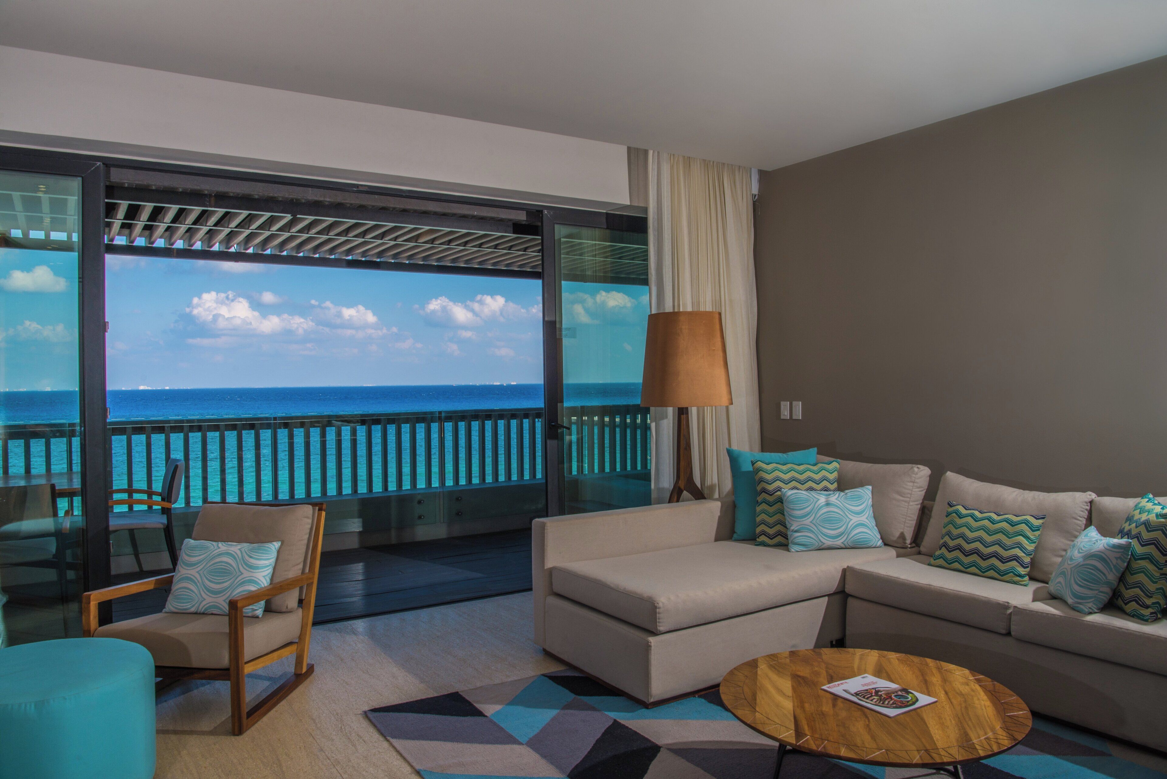 Minibar, caja de seguridad en la habitación y escritorio 