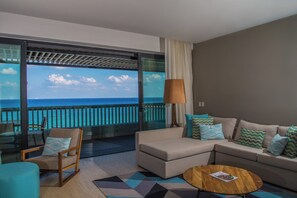 Svit (The Devossion) | Minibar, värdeförvaringsskåp på rummet och skrivbord