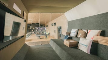 6 bares, bar junto a la piscina