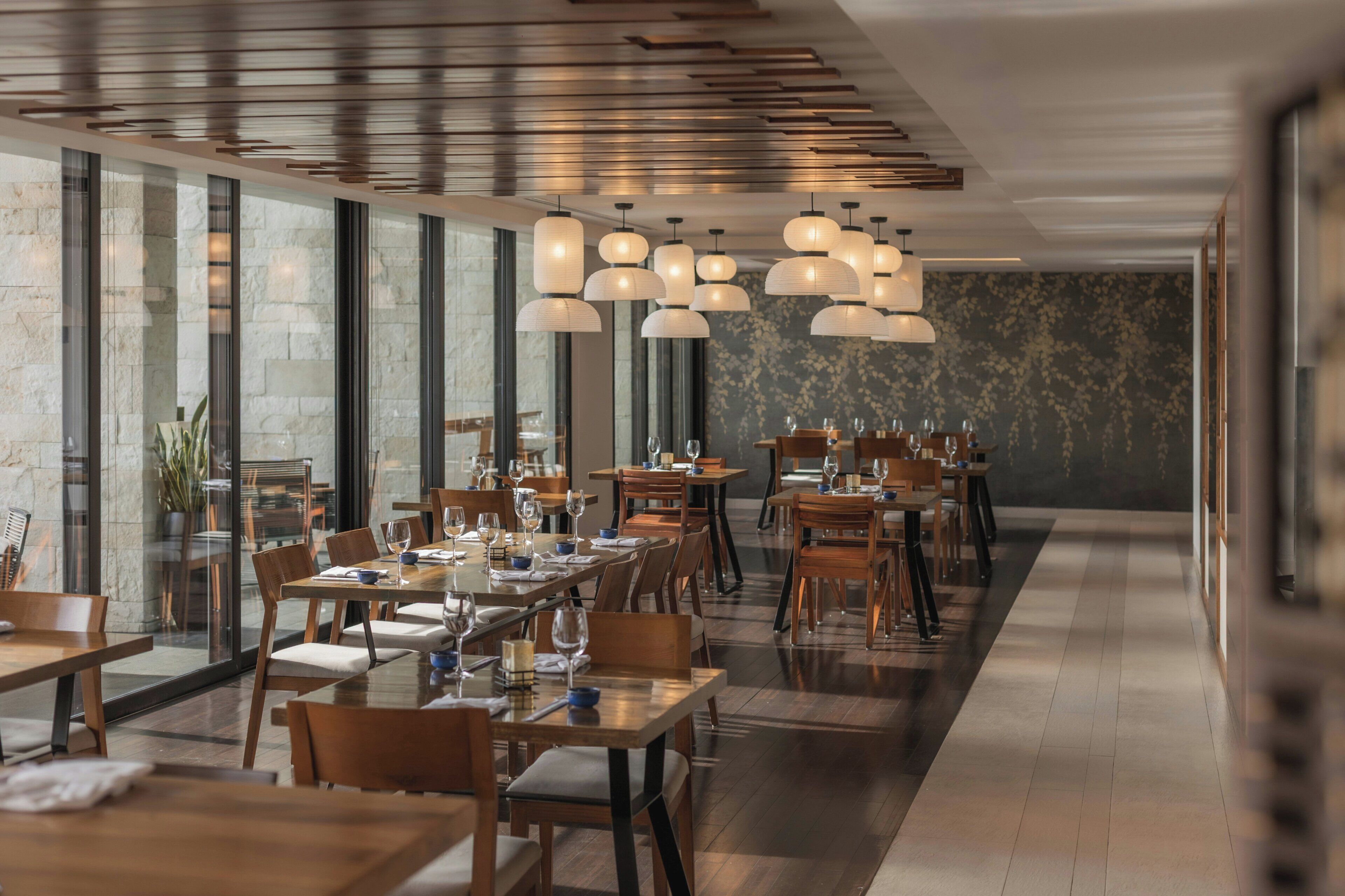 8 restaurantes; se sirven desayunos, almuerzos y cenas