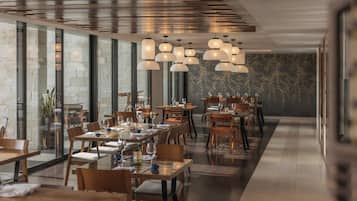 8 restaurantes; se sirven desayunos, almuerzos y cenas