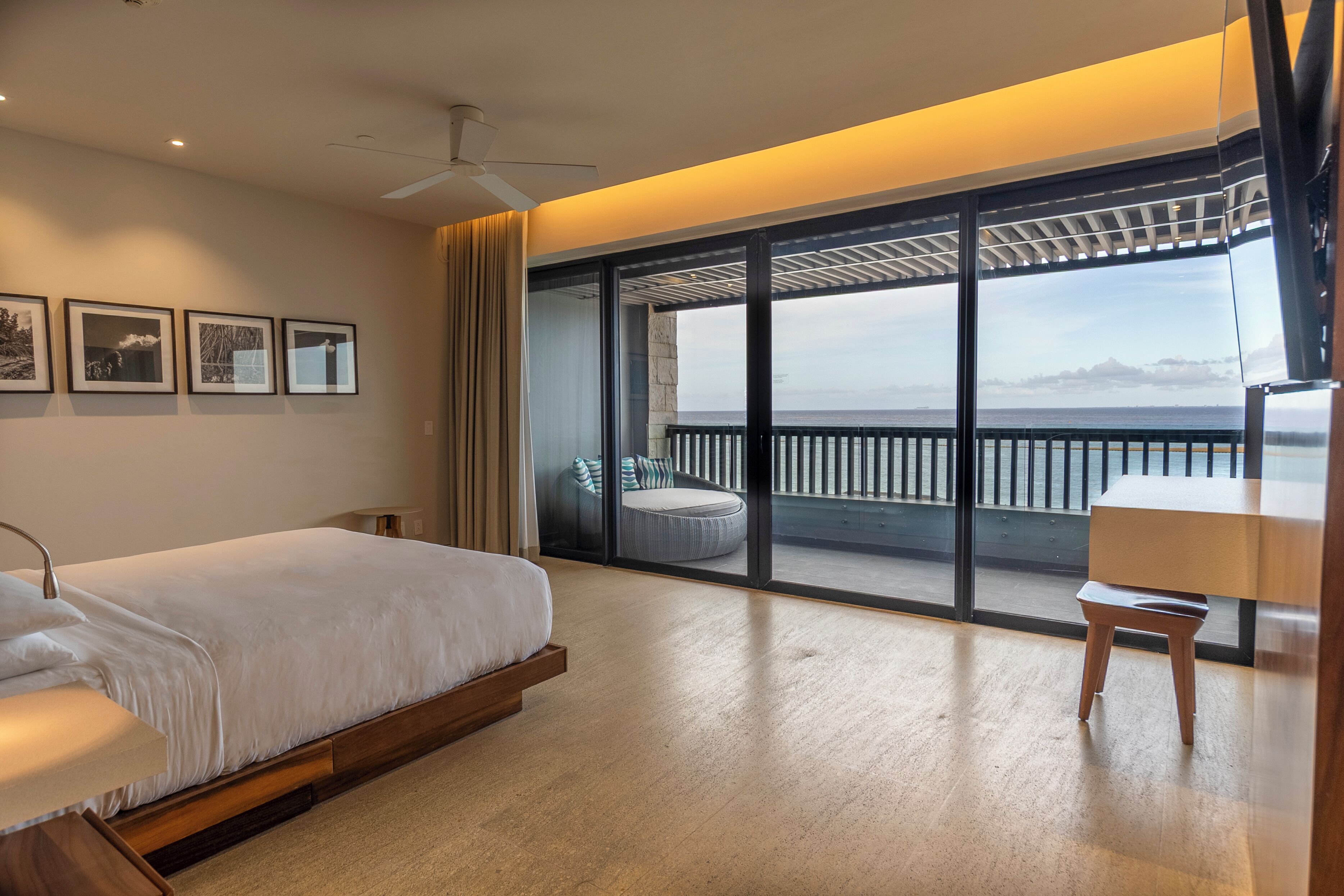 ห้องสวีท (The Devossion) | มินิบาร์ฟรี, ตู้นิรภัยในห้องพัก, พื้นที่ทำงานแบบใช้แล็ปท็อป