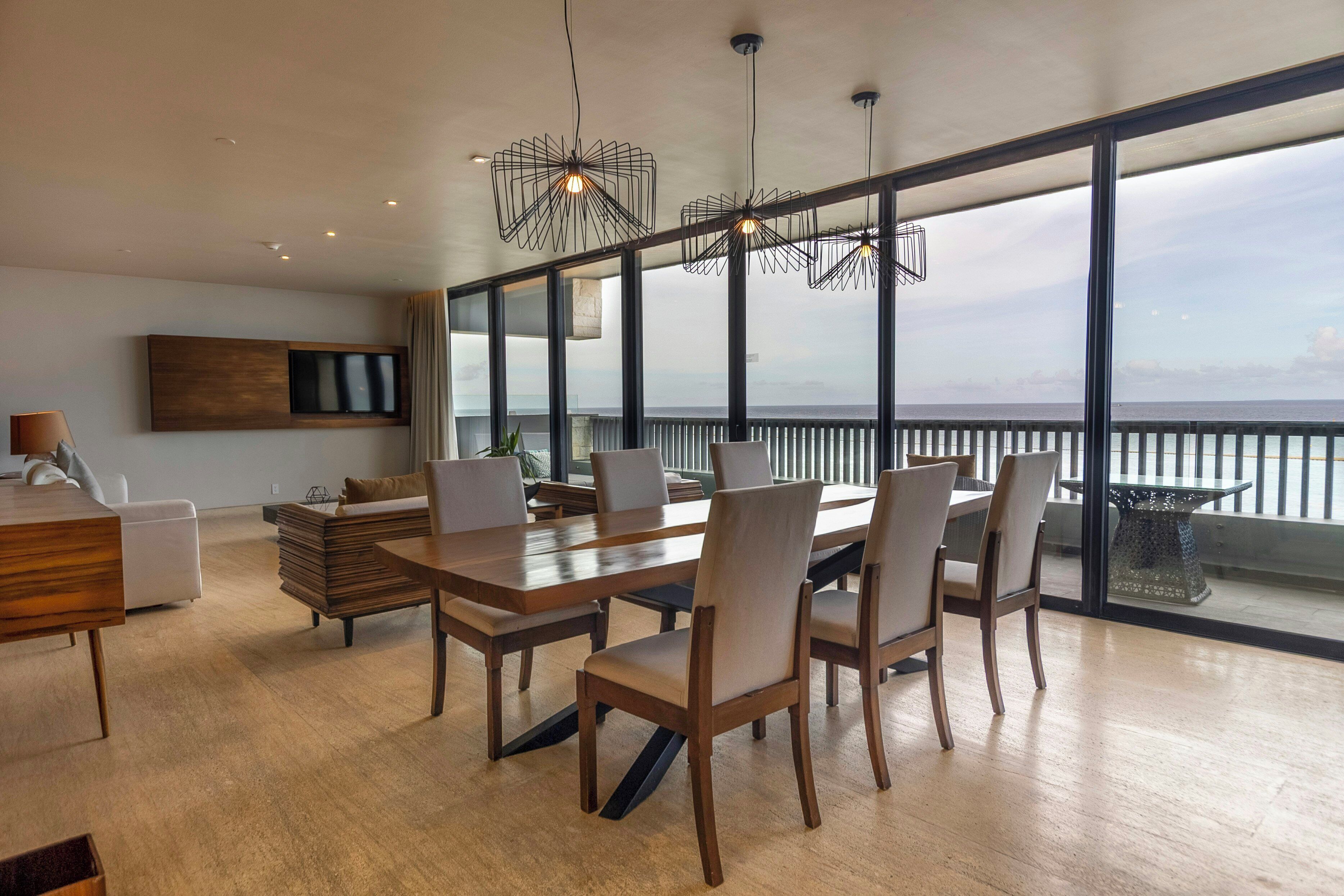 Suite presidencial | Zona de estar | Televisión de pantalla plana de 47 pulgadas con canales por cable