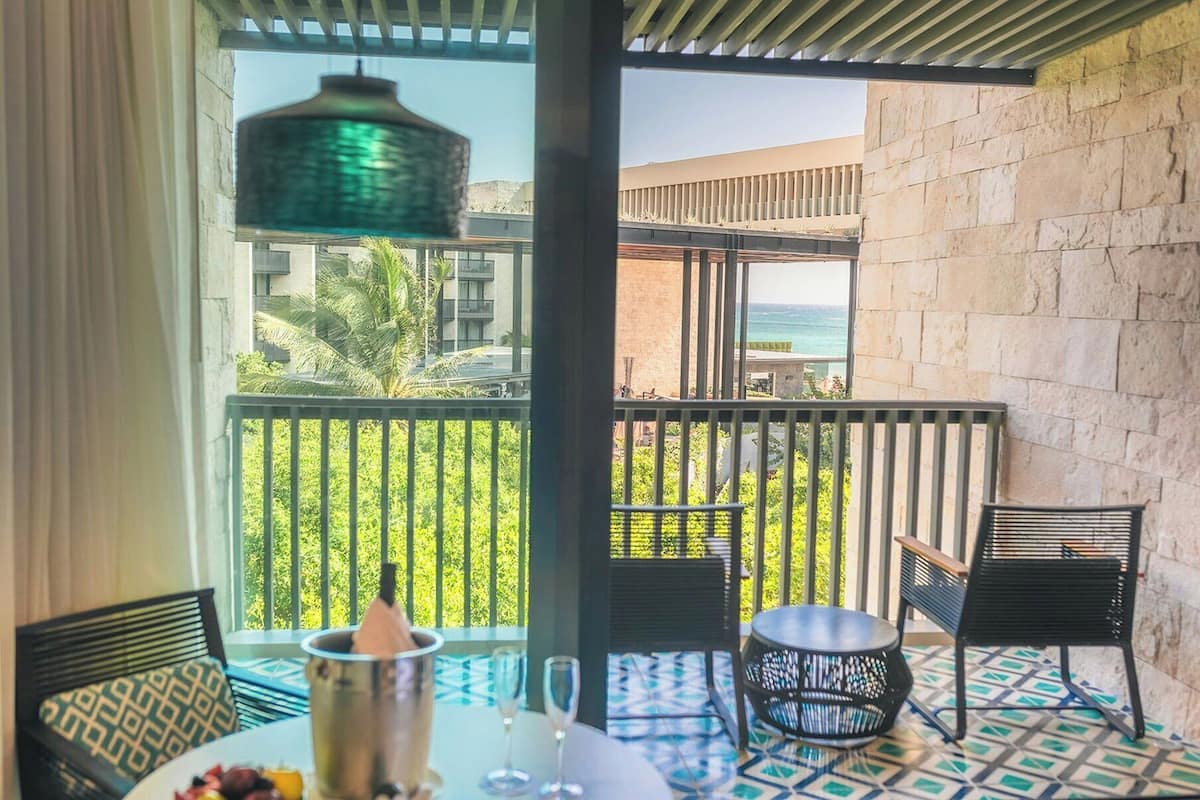 Premium-Zimmer, 1 King-Bett, eingeschränkter Meerblick | Blick vom Balkon