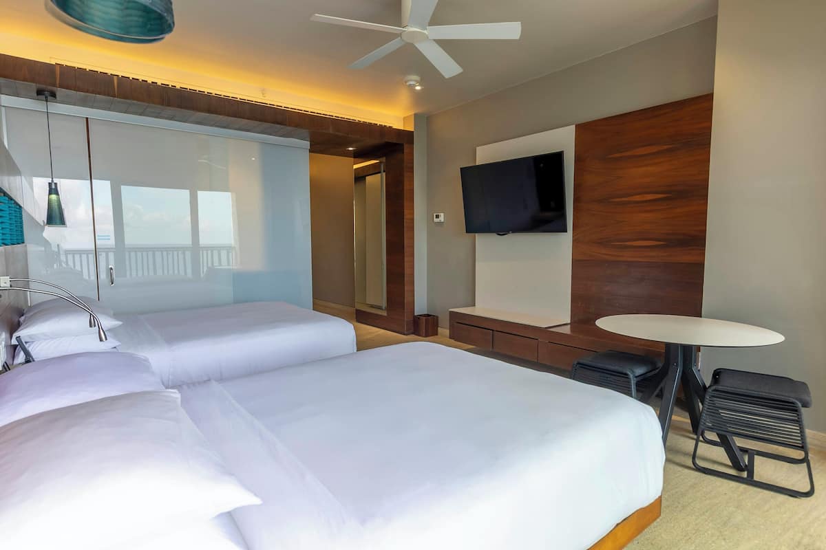 Artículos del minibar gratis y caja de seguridad en la habitación