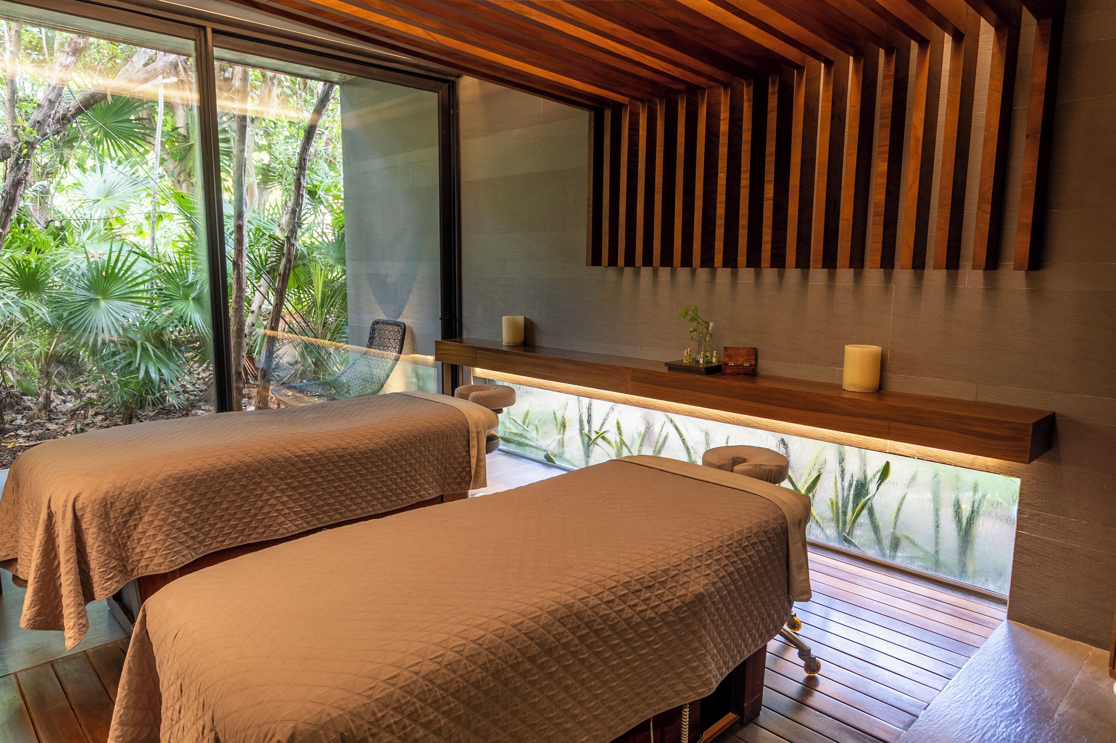 Couples treatment rooms, sauna, hot tub, steam room, body treatments