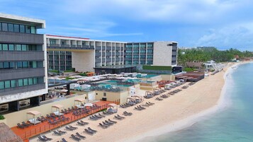 Beach nearby, white sand, beach cabanas, beach umbrellas