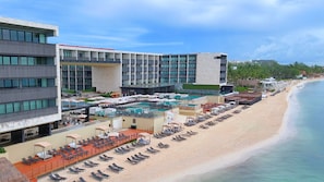 บนชายหาด, ทรายสีขาว, คาบาน่า (คิดค่าบริการ), ร่มชายหาด
