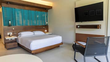 Minibar con artículos gratuitos y caja fuerte
