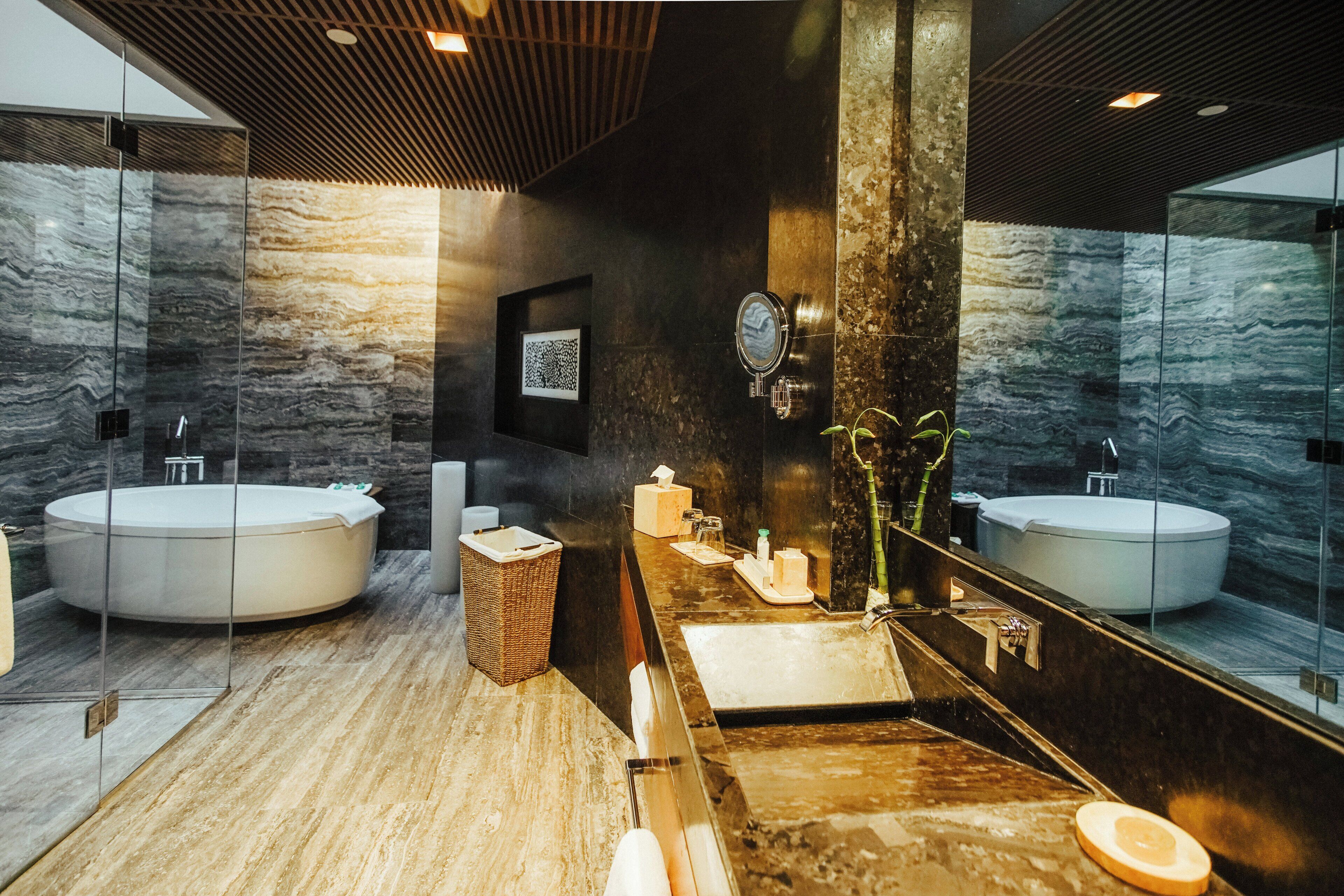 Presidential Suite | Bathroom | Shower, rainfall showerhead, free toiletries, hair dryer