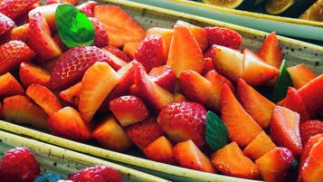Variedad de frutas frescas dispuestas en bandejas.