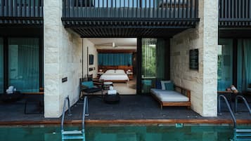 Premium Room, 1 King Bed (Swim Up) | Minibar, in-room safe, desk, blackout curtains