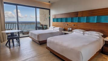 尊榮客房, 2 張加大雙人床 (Ocean Front) | 1 間臥室、迷你吧、客房內保險箱、書桌