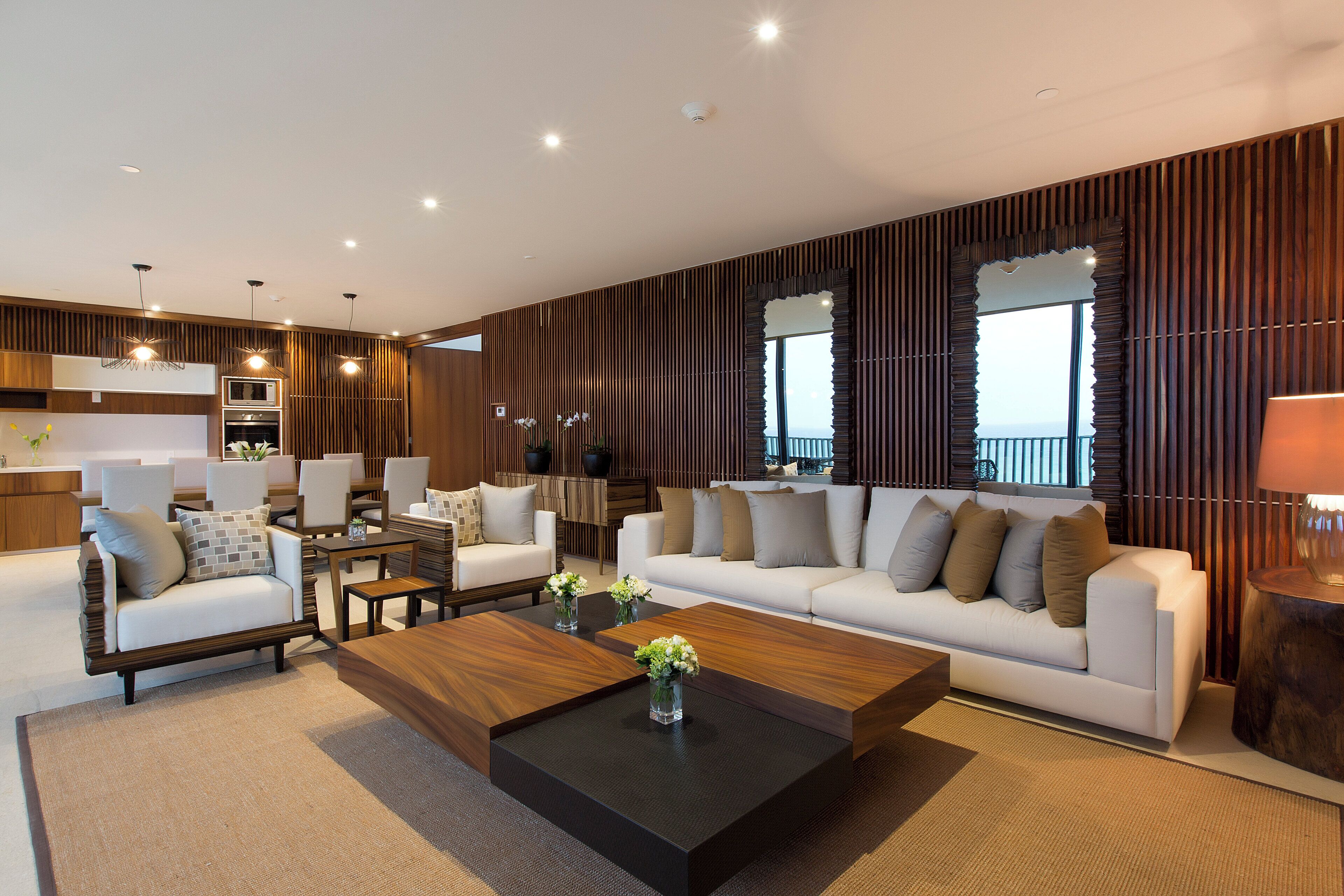 Minibar, caja de seguridad en la habitación y escritorio 