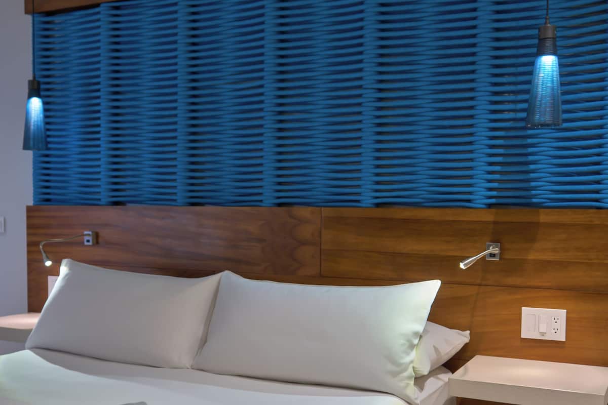 Minibar, Zimmersafe, Schreibtisch, Verdunkelungsvorhänge