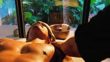 Salas de tratamiento para parejas, sauna y tina de hidromasaje