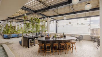 8 restaurantes; se sirven desayunos, almuerzos, cenas y cocina japonesa