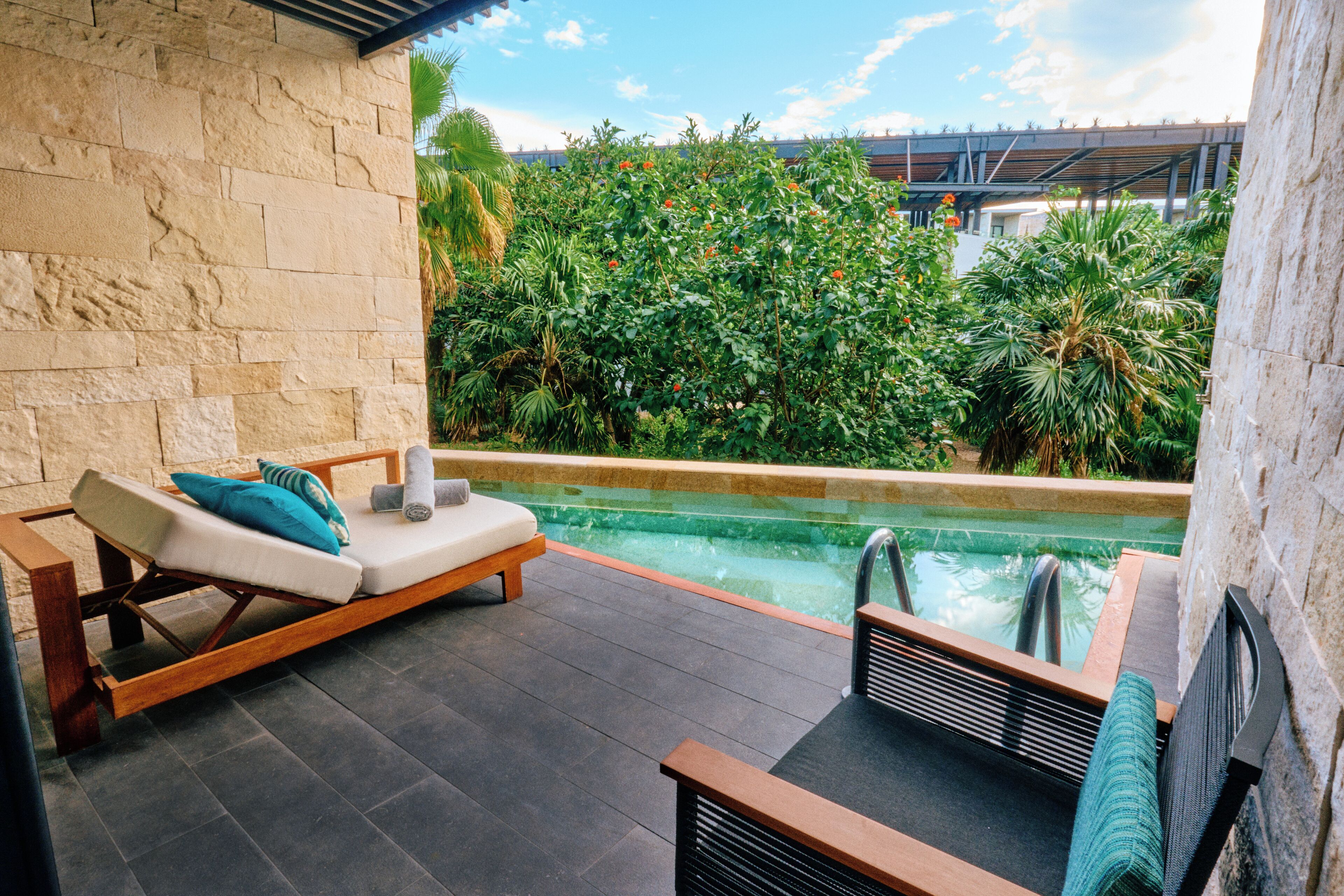 Minibar, caja de seguridad en la habitación y escritorio 